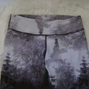 Fabletics Pants - Fabletics forest lightning capris leggings sz L Fabletics Pants - Fabletics forest lightning capris leggings sz L